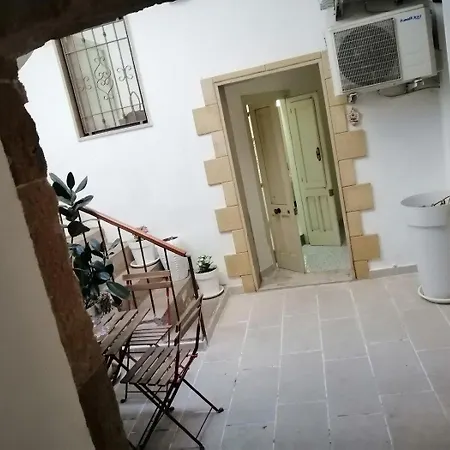 Dimora Via Celso 招待所 3*